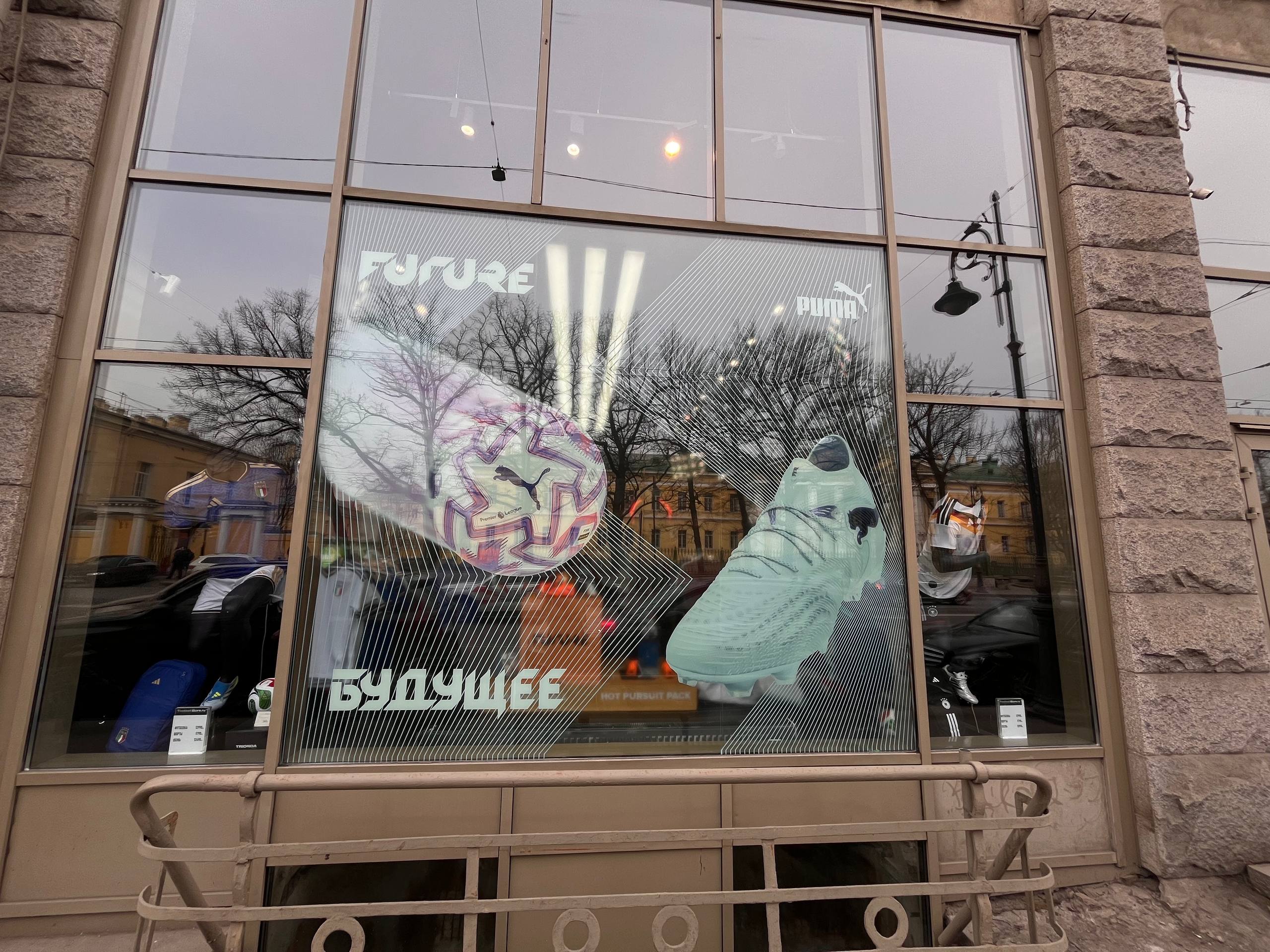 Оклейка витрины Puma — монтаж рекламной плёнки в СПб