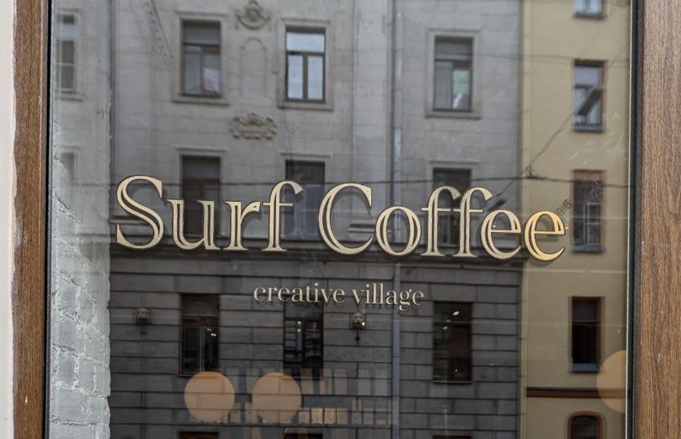 Оклейка витрины Surf Coffee — монтаж плёнки СПб